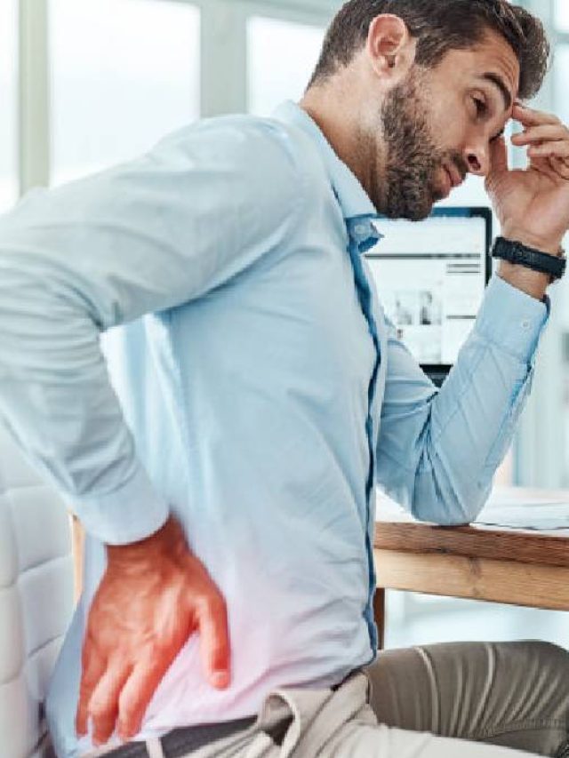 ঘণ্টার পর ঘণ্টা চেয়ারে বসে ব্যাক পেইন বেড়েছে, ব্যথা কমবে ৫ উপায়ে