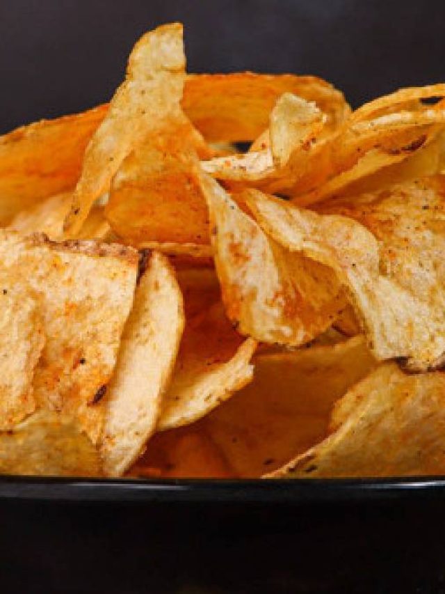 ১০ টাকার চিপস না কিনে বাড়িতেই বানিয়ে নিন আলুর চিপস