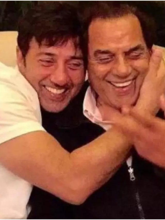 फैन्स के बीच 'गदर 2' का क्रेज देख धर्मेंद्र हुए खुश, हाथ जोड़कर कही ये बात