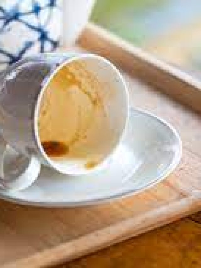 সাদা কাপে চায়ের লাল দাগ, তুলবেন কীভাবে?