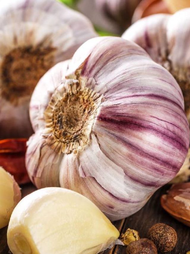 তাড়াহুড়োর সময় রসুনের খোসা ছাড়াতে সমস্যা, সমাধান মিলবে ২ মিনিটে