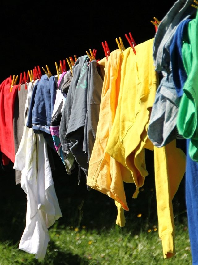 জামাকাপড়ের রঙ ফ্যাকাসে হওয়া রুখবেন কীভাবে?