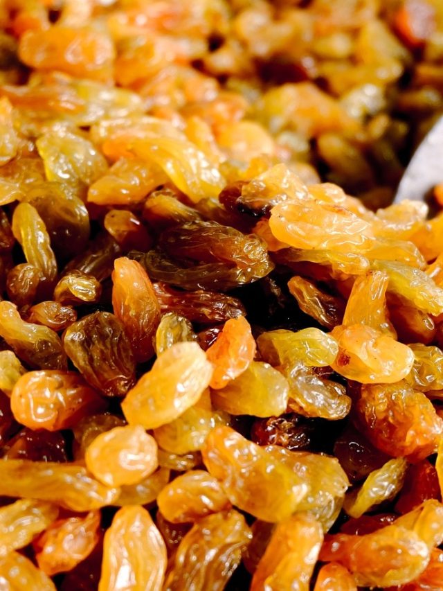 খালি পেটে কিশমিশ উপকারী, কিন্তু এর বেশি খেলে বিষ