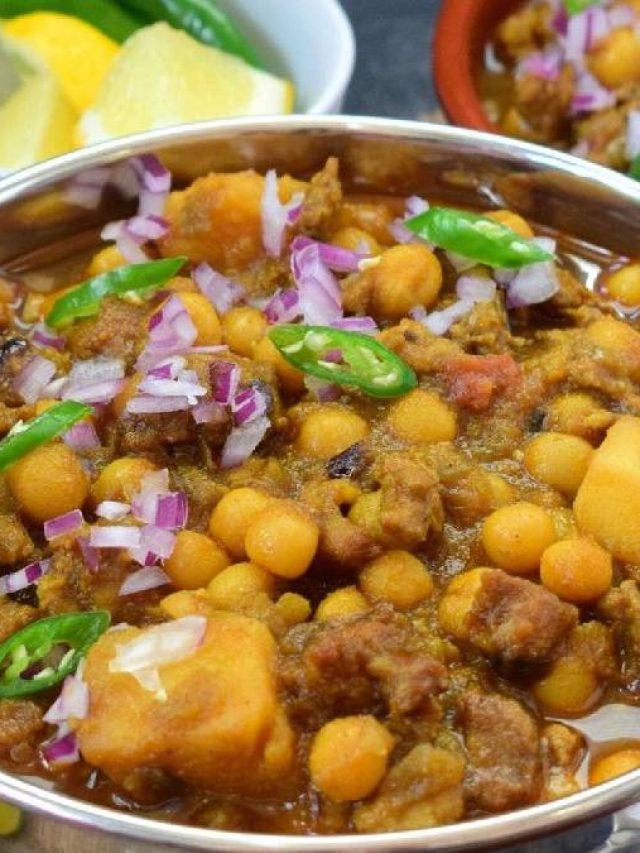 বৃষ্টির দিনে ঝাল ঝাল কিছু খাবেন? বানিয়ে ফেলুন মাটন কিমা ঘুগনি