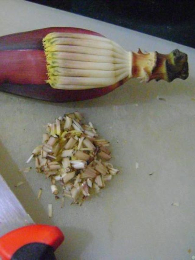 কাটার ভয়ে খাওয়া ভুলেছেন? মোচা এভাবে ছাড়ালে রোজ খাবেন, সহজ ট্রিকস