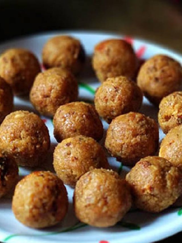 জন্মাষ্টমীতে গোপালকে দিন নারকেল নাড়ুর ভোগ, সহজেই তৈরি করুন বাড়িতে