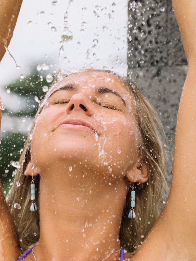 গ্রহদোষে বিপর্যস্ত? স্নানের জলে মেশান...