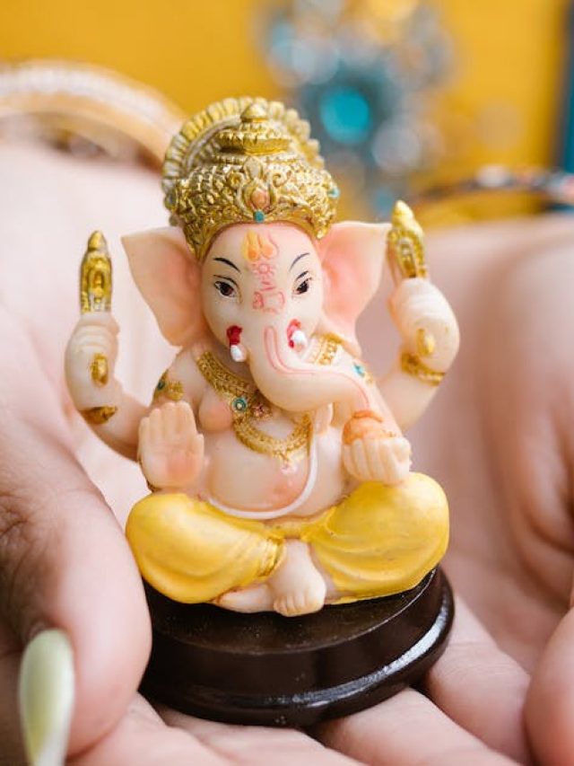 সুখ-সমৃদ্ধি আসবে, প্রধান দরজায় রাখুন গণেশের এমন ছবি