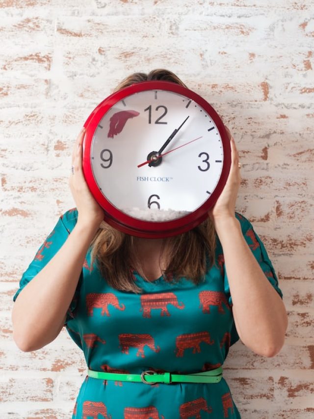 পকেটে টাকা আসছে না? দেওয়ালের ঘড়িই হতে পারে কারণ