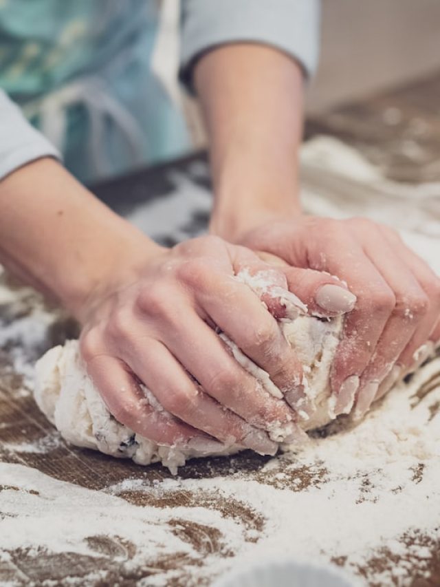 আটা-ময়দা মাখার সময় এই জিনিসটি মেশান, অর্থের অভাব হবে না!