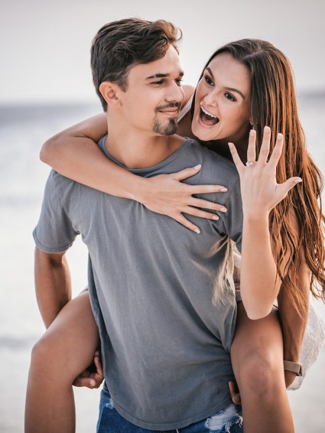 ভালোবাসা প্রকাশে ছেলে না মেয়ে, কারা এগিয়ে?