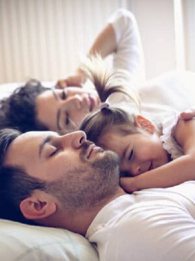 এই সময় সন্তানের সঙ্গে শোওয়া উচিত নয় মা-বাবার, জানুন কারণ