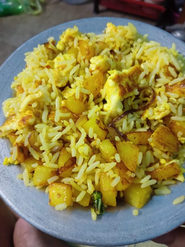 ঘরে আছে চাল, আলু, ডিম? এই রেসিপিতে সময়ও বাঁচবে