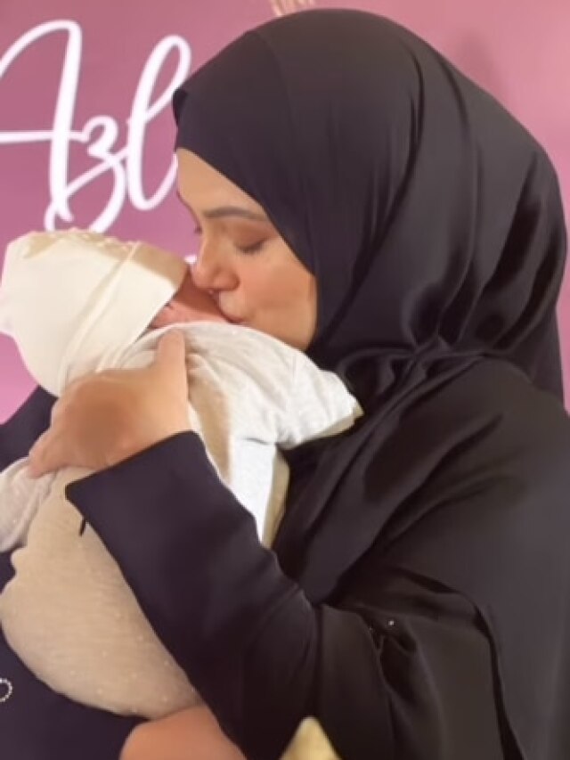 गोद में बेटे को लेकर इवेंट में पहुंचीं एक्ट्रेस, बोलीं- बेबी को सिखा रही हूं कुरान