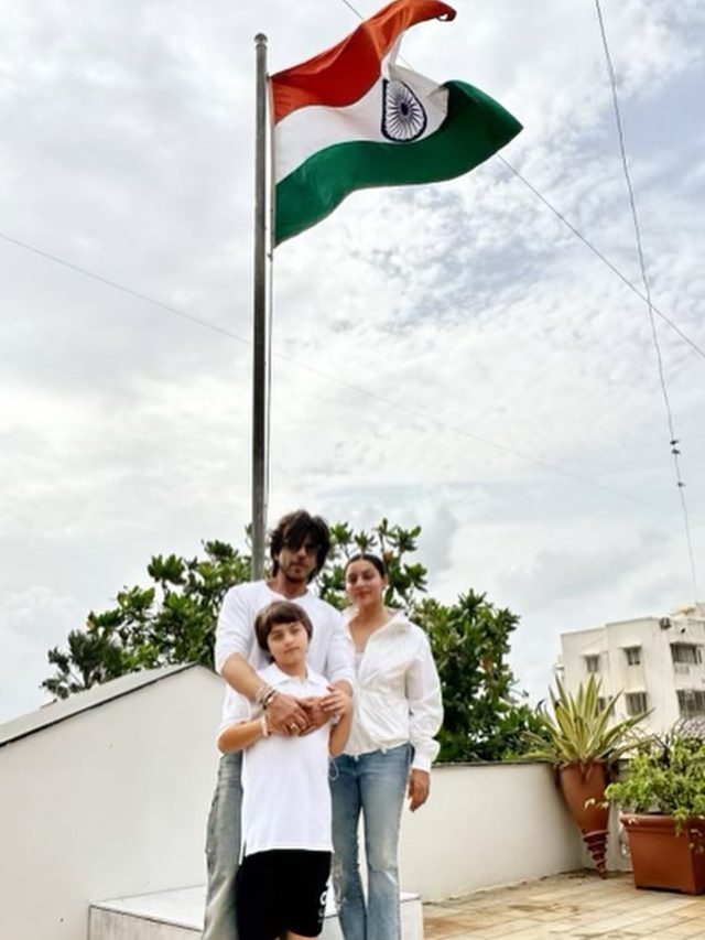 शाहरुख खान ने छोटे बेटे संग फहराया तिरंगा, फैंस बोले- हिंदुस्तान की शान