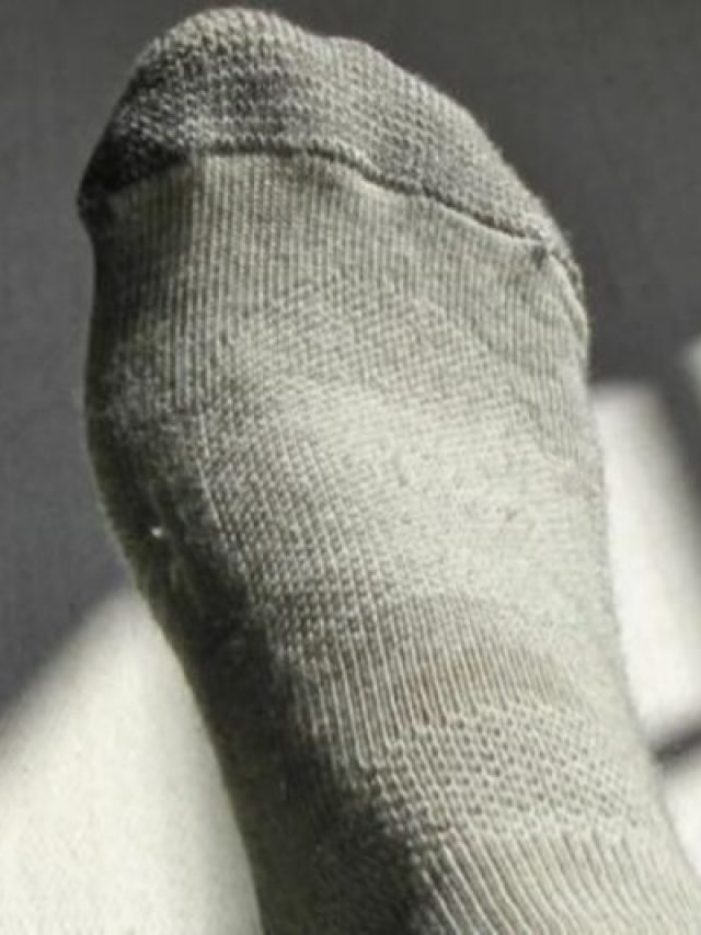 শীতে মোজা পরে ঘুমোন অনেকে, কতটা বিপজ্জনক?