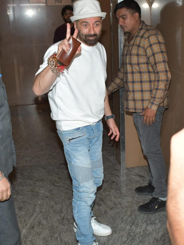 डिंपल-अमृता सिंह से मिले सनी? एक ही बिल्डिंग के बाहर दिखे तीनों