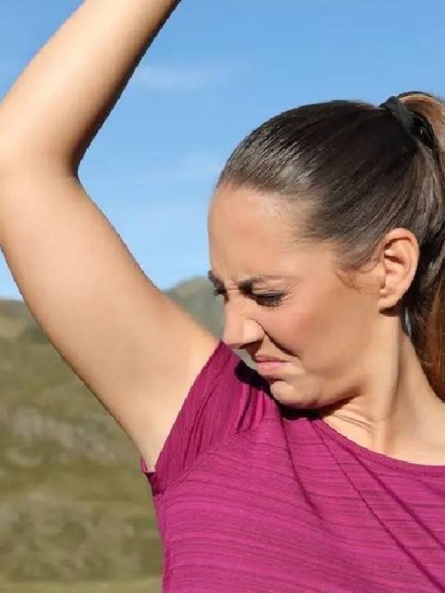 ঘামলেই বগলে দুর্গন্ধ? এখনই বন্ধ করুন এগুলো খাওয়া