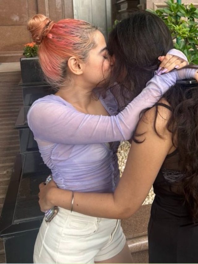 उर्फी ने मिस्ट्री गर्ल को किया KISS, फोटो देख फैंस हैरान, पूछा- लड़की को डेट कर रही हो?