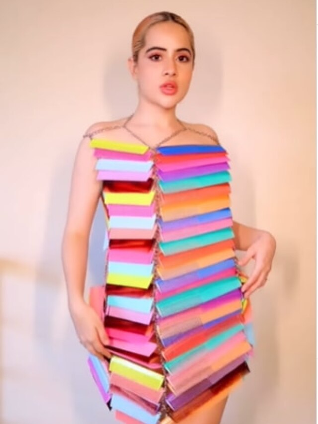 उर्फी ने पहनी कंघियों से बनी ड्रेस, यूजर्स बोले- कंघे को तो छोड़ दो