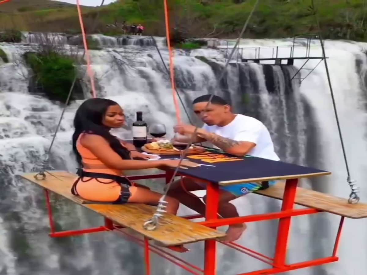 कपल ने बीच हवा में लटक कर खाया खाना, शॉकिंग VIDEO वायरल - Couple enjoying picnic in the middle of air 295 feet above waterfall watch viral shocking video tstsh