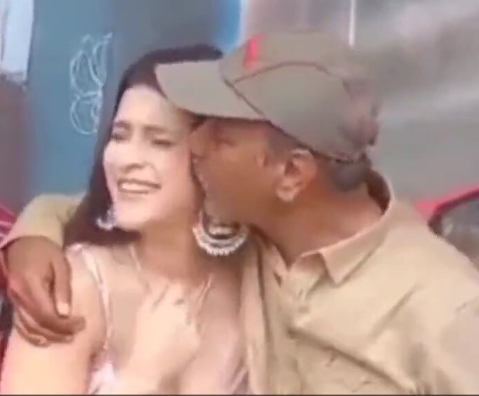 प्रियंका चोपड़ा की कजिन को डायरेक्टर ने सरेआम किया Kiss, हुईं अनकंफर्टेबल - Priyanka chopra cousin mannara embarrassed got sudden kiss from a director during an event video viral tmovh