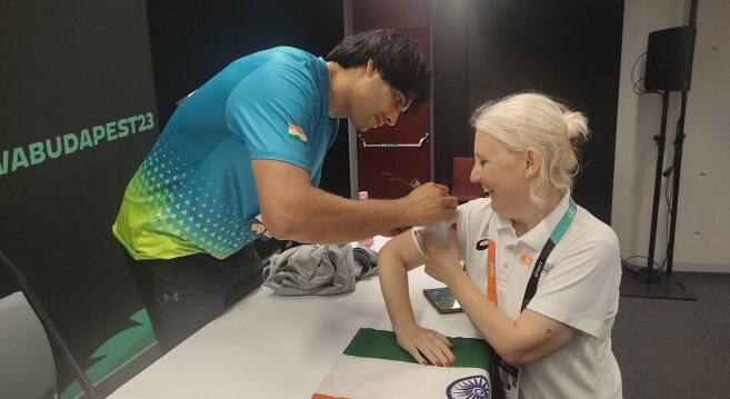 नीरज चोपड़ा ने हंगेरियन महिला की नहीं मानी बात... तिरंगा नहीं बाजू पर दी ये सौगात