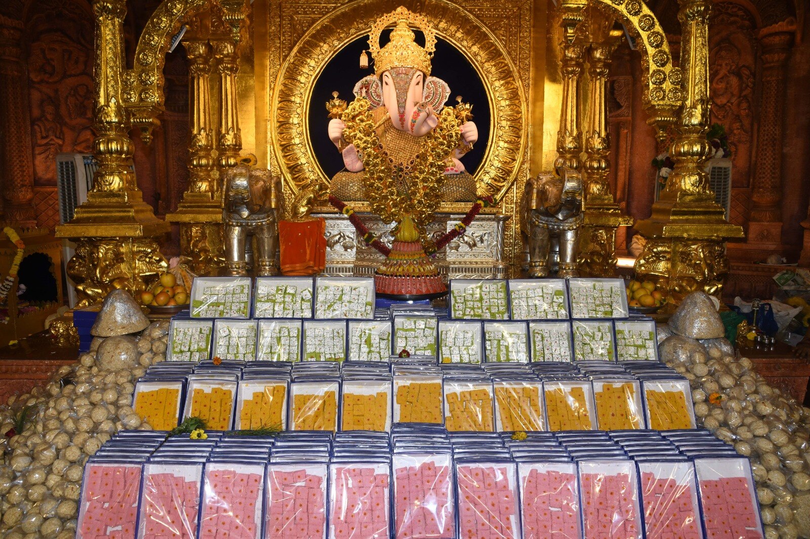 301 किलो का मोदक... 131 लीटर आइसक्रीम, गणपति को लगा खास भोग