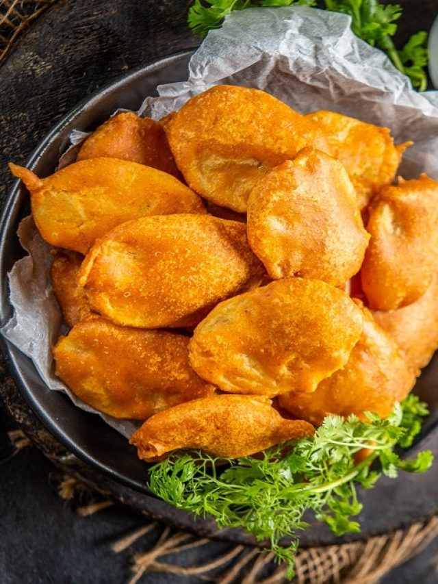 বৃষ্টিভেজা সন্ধ্যায় মুচমুচে আলুর পকোড়া হবে নাকি? এভাবে বানিয়ে গরমাগরম খান