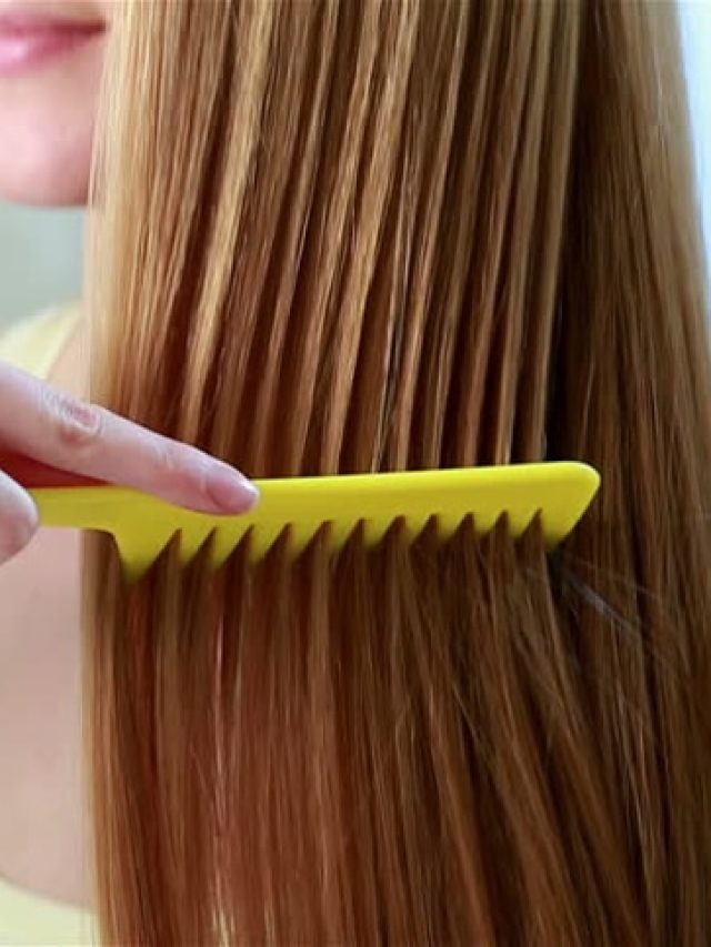 চিরুনিতে নোংরা-ময়লা জমেছে, এই উপায়ে নিমেষে হবে পরিষ্কার