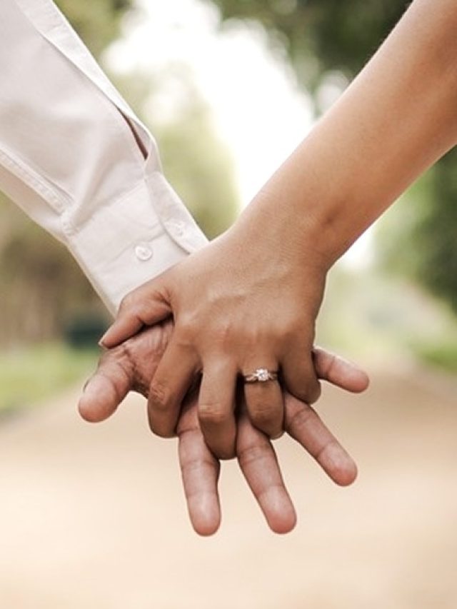 অল্প বয়সে প্রেম করছে সন্তান? মারধর না করে যা করতে হবে...