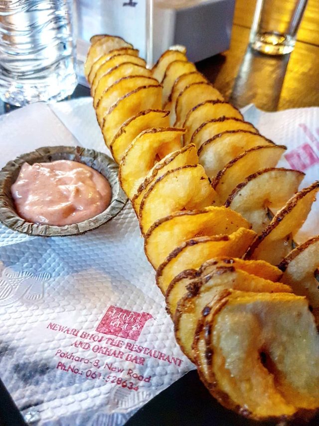 বানিয়ে ফেলুন মুচমুচে 'পটেটো টর্নেডো', হামলে পড়ে খাবে সবাই