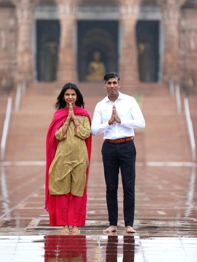 খালি পায়ে সাষ্টাঙ্গে প্রণাম, অক্ষরধামে আবার আসতে চান ঋষি সুনাক