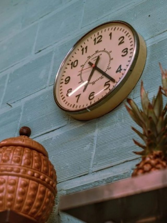 বাড়ির ঠিক এদিকে রাখুন ঘড়ি, দেখবেন টাকার অভাব হবে না