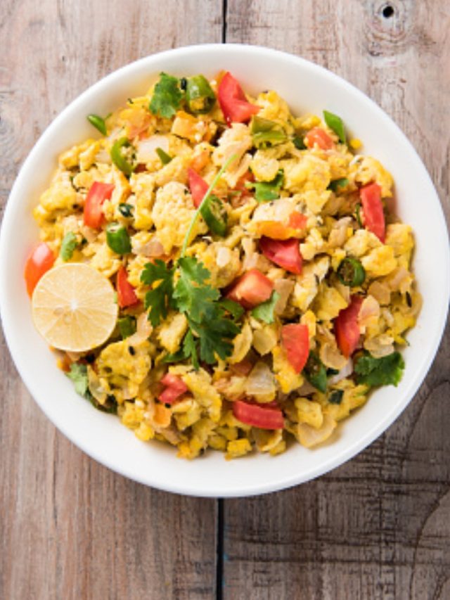 গরম খিচুরির সঙ্গে ডিম ভুজিয়া, এভাবে বানালে হাত চাটবেন