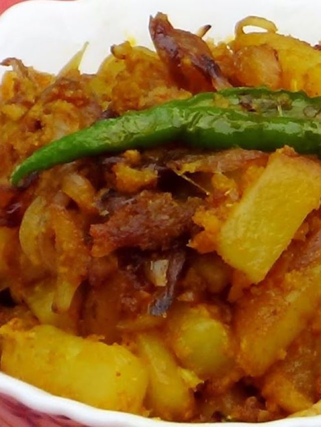 আলু ভাজায় কষিয়ে নিন এই বাটা, গরম ভাতে দারুণ লাগে