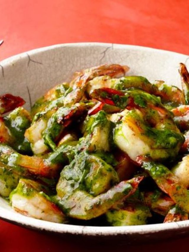 চিংড়ি কষিয়ে দিন এই পাতা বাটা! খোলতাই স্বাদের সেরা রেসিপি