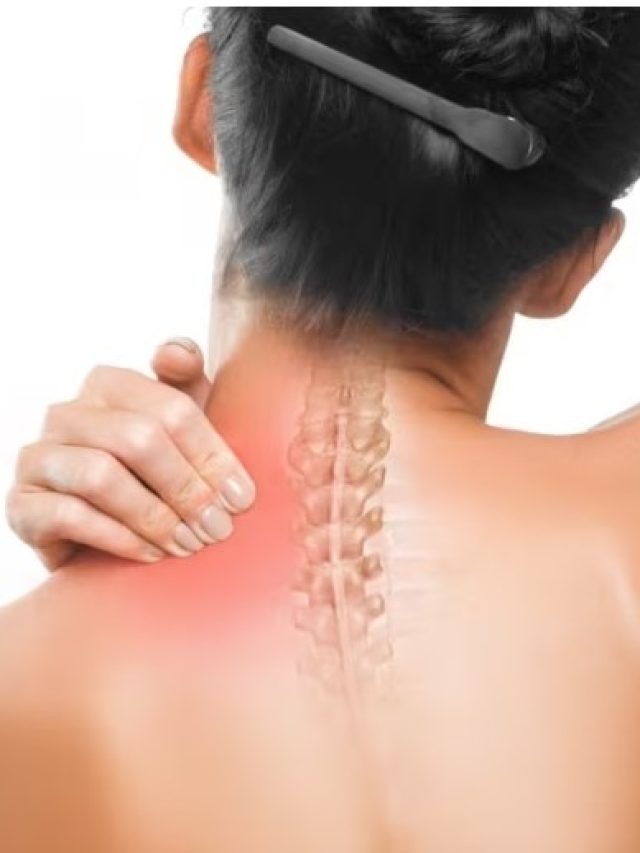ঘাড়ে-পিঠে অসহ্য ব্যথা, স্পন্ডিলাইটিস  হয়নি তো?