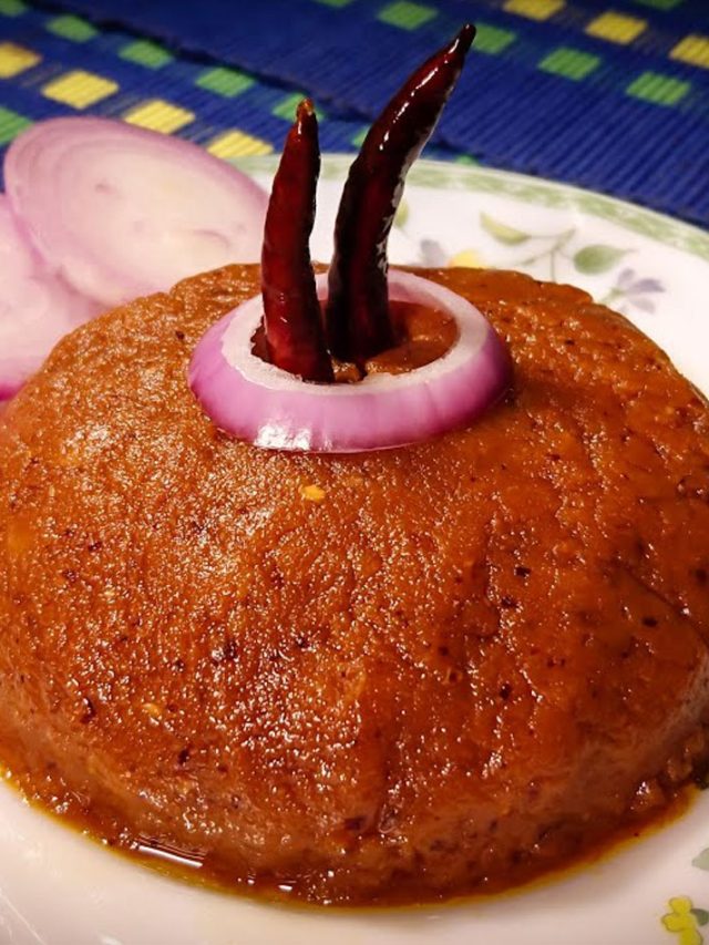 মুড়ি দিয়ে নয়, স্বাদ বদলাতে গরম ভাতে খান বাদাম ভর্তা