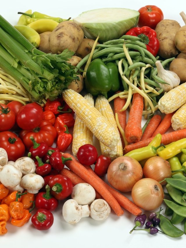 এই ৫ সবজি খোসা ছাড়িয়ে খেলে কোনও পুষ্টি থাকে না