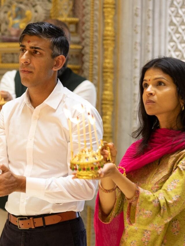 माथे पर तिलक और गले में माला...पत्नी संग भक्ति में लीन ब्रिटिश PM - British pm rishi sunak and his wife akshata murthy visit akshardham temple and perform puja tvisp