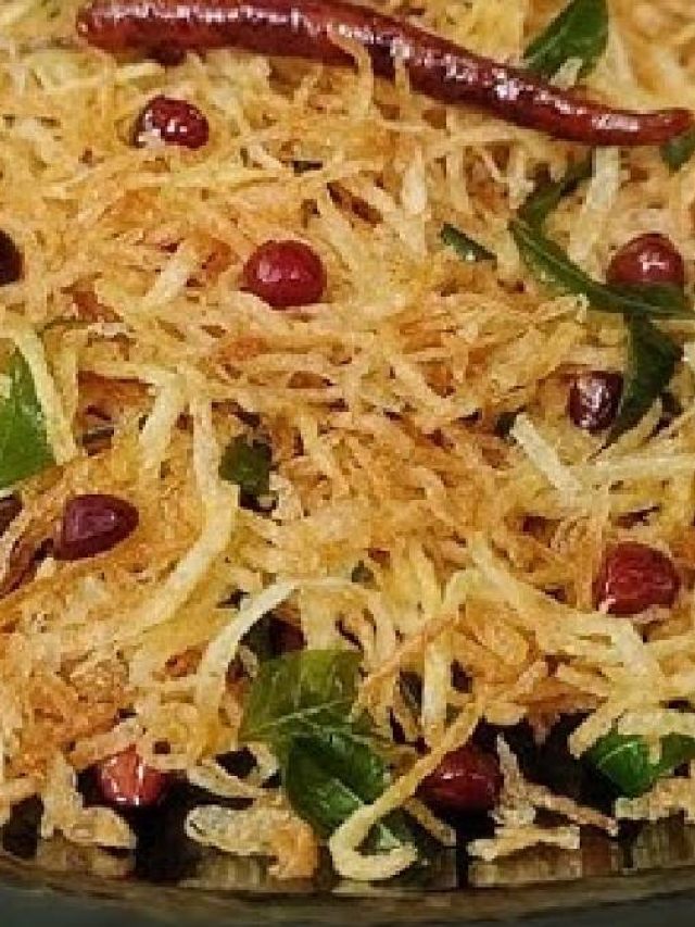 বৃষ্টির দিনে পাতে থাক খিচুড়ি, সঙ্গে ঝুরি আলুভাজা, রইল সহজ রেসিপি