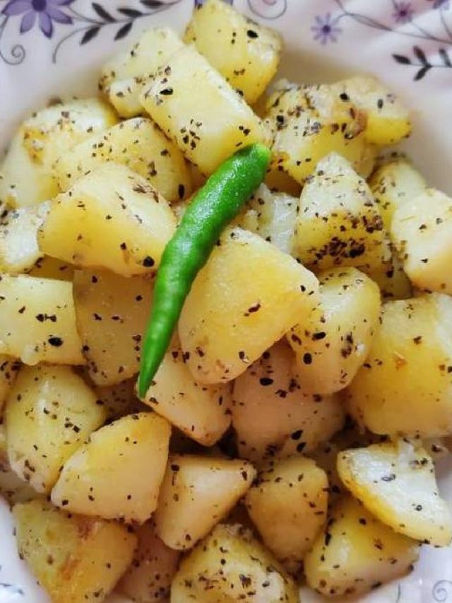 জ্বরের পর স্বাদ নেই মুখে, ঝটপট বানিয়ে নিন আলু মরিচ, জানুন রেসিপি