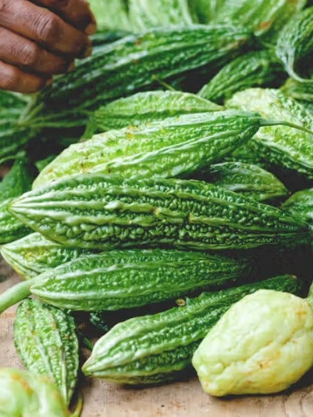 উচ্ছে ভাজা বা সেদ্ধর সঙ্গে খেলে 'বিষ', পাতে রাখবেন না এই ৫ খাবার