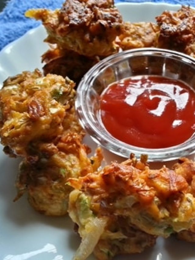 কাঁচা আলু-পেঁয়াজের পকোড়া, শীতের সন্ধেয় কফির সঙ্গে জমে যাবে