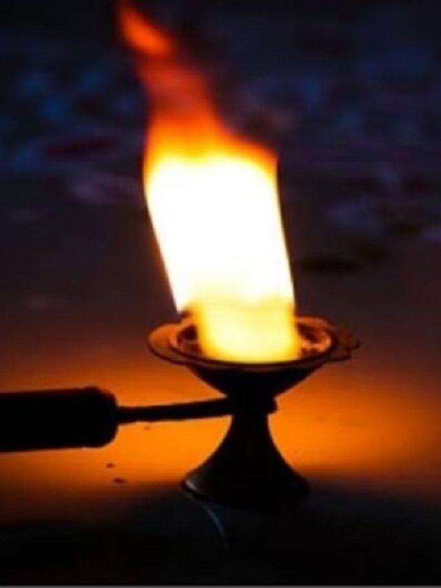 মাত্র ১ টুকরো কর্পূর দিয়েই কাটবে শত্রুদের কু-নজর! কী করতে হবে?