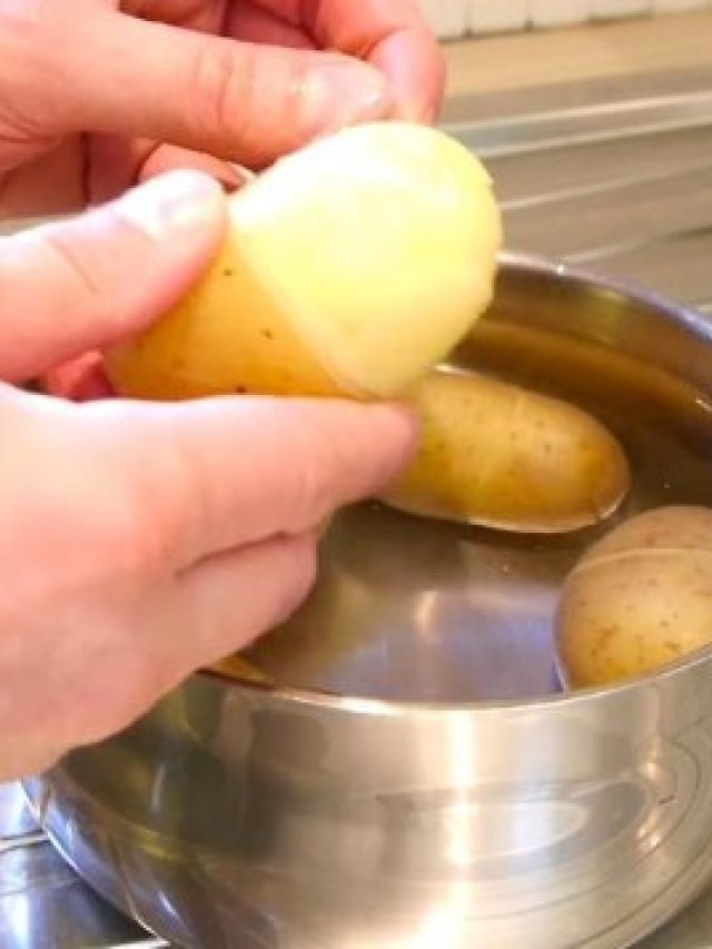 নিটোল থাকবে গরম সেদ্ধ আলু, খোসা ছাড়ানোর মোক্ষম টিপস