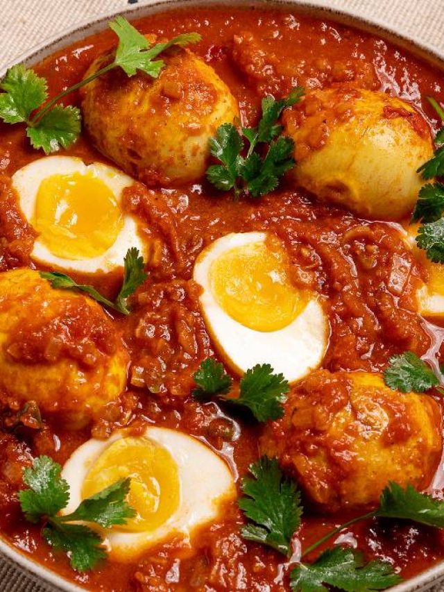 ঝোল-ভাপা তো অনেক হল, টমেটো দিয়ে ডিম খেয়ে দেখুন, বানাবেন বারবার