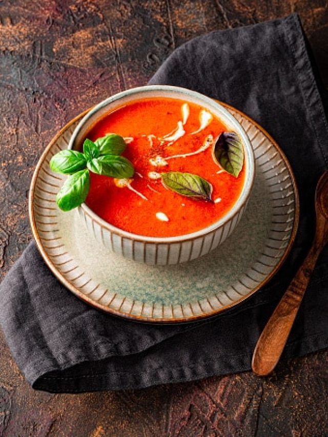 বৃষ্টির দিনে গরম গরম টমেটো স্যুপ, বাড়িতেই বানান এভাবে