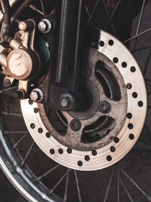 বাইকের ডিস্ক ব্রেকে ছোট ছোট ফুটো থাকে, কেন জানেন?